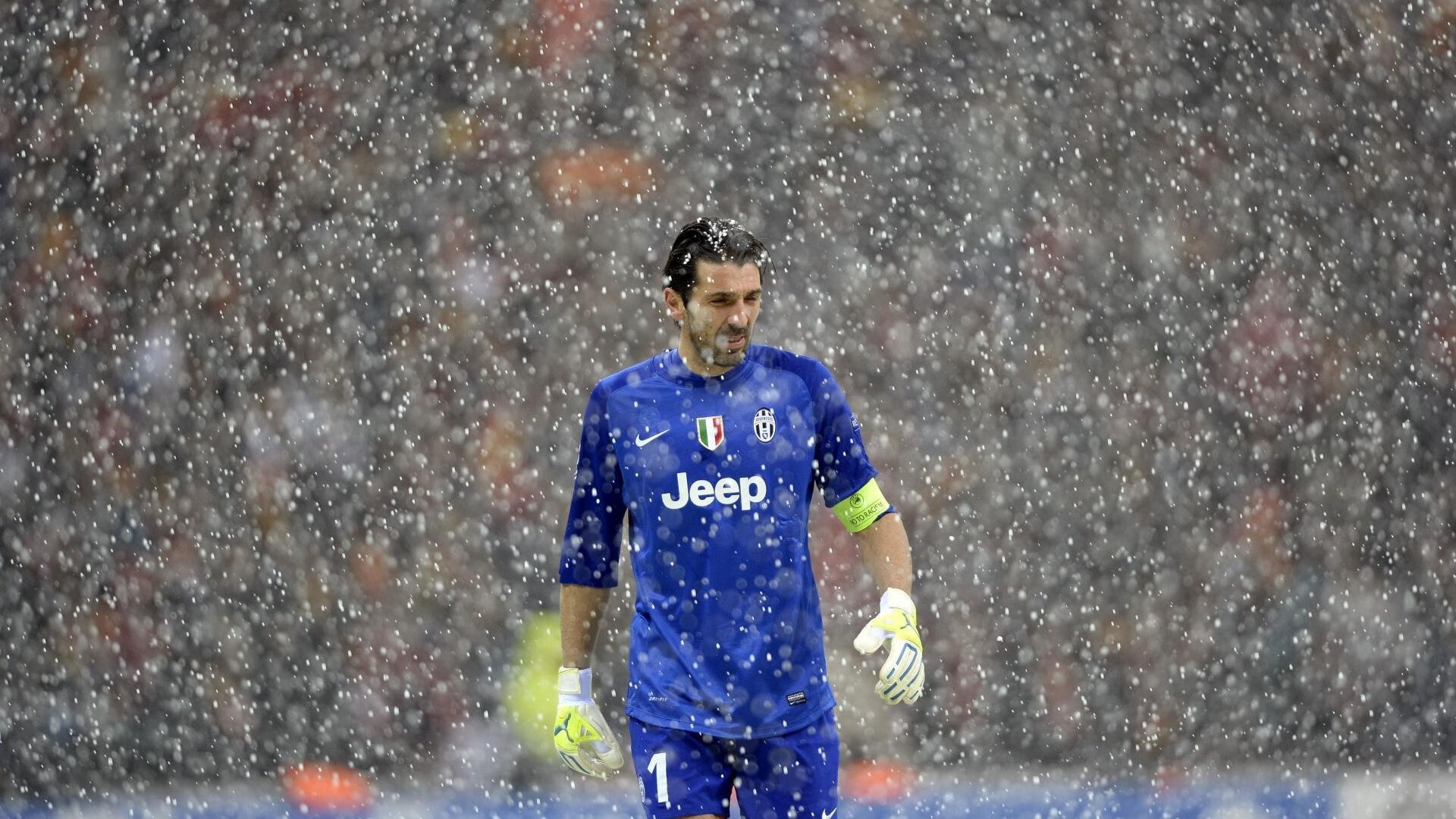 葡萄牙骑手玛丽亚·卡埃塔诺在2024年葡萄牙盛装舞步锦标赛中以“Hit Plus”马匹获得个人赛银牌,展现坚韧精神。